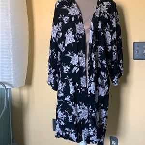 Never been worn floral robe w/pockets